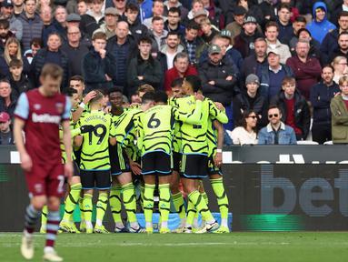Pemain Arsenal, Bukayo Saka (tengah) merayakan gol yang dicetaknya melalui titik penalti saat pertandingan sepak bola Liga Premier Inggris melawan West Ham United di Stadion London, 11 Februari 2024. (AP Photo/Ian Walton)