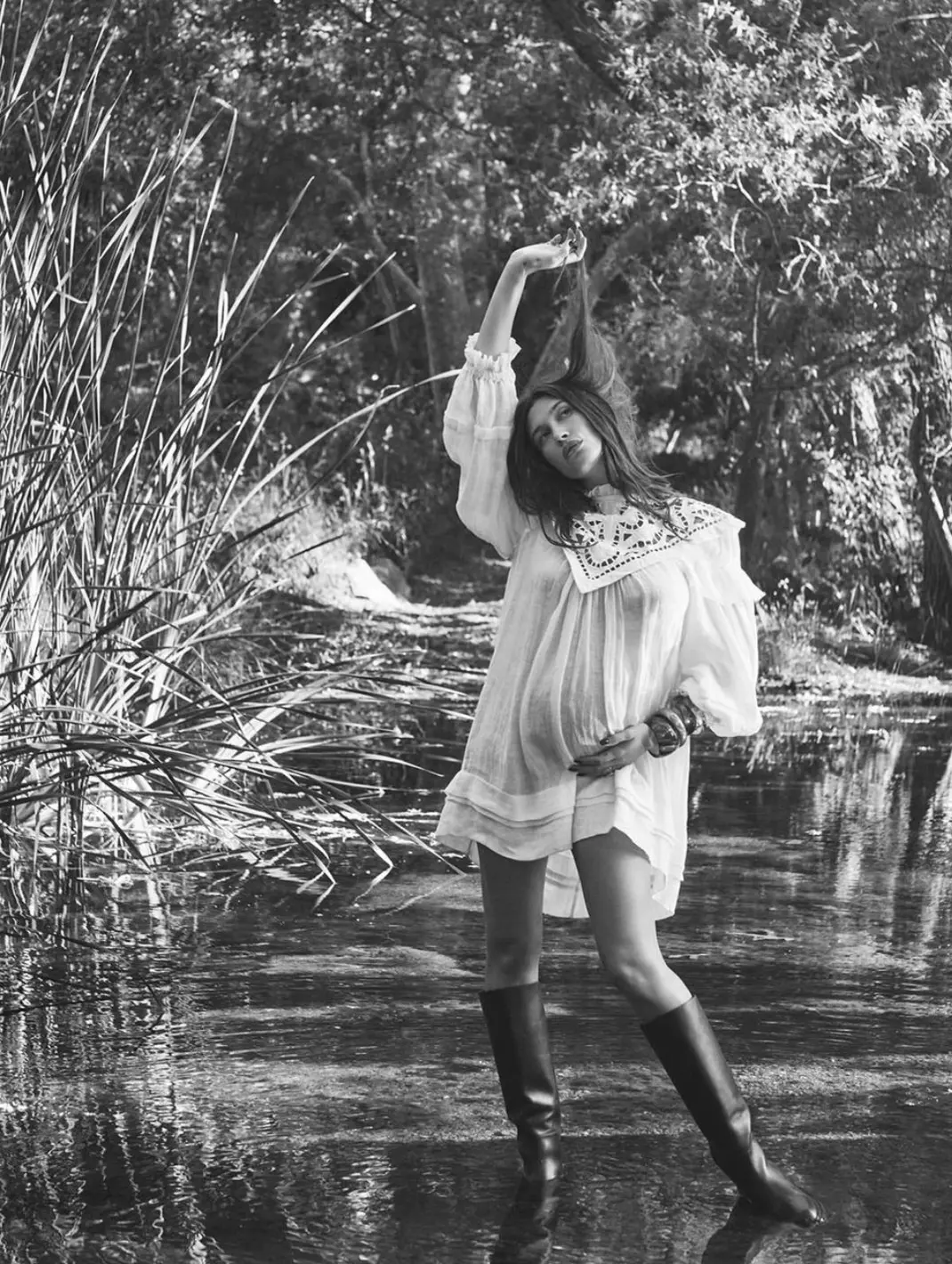 6 Potret Maternity Shoot Berani Hailey Bieber, Tampilkan Gaya High