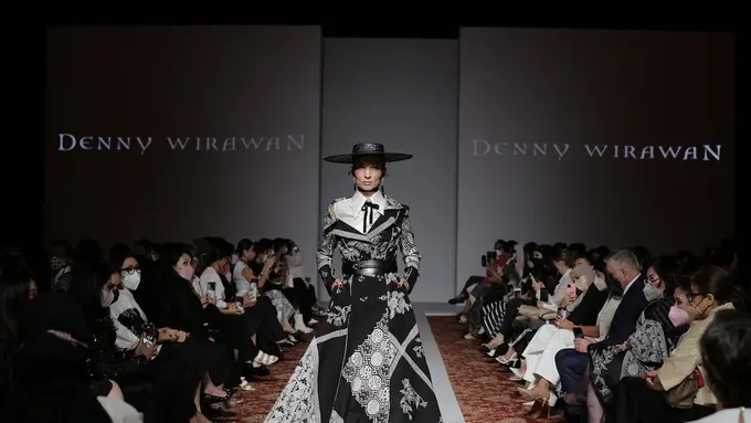 Cerminan Citra Wanita Indonesia Mandiri dalam Koleksi Niti Senja Denny Wirawan