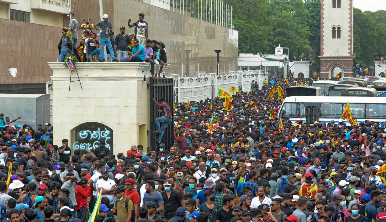 Para pengunjuk rasa yang menuntut pengunduran diri Presiden Sri Lanka Gotabaya Rajapaksa berkumpul di dalam kompleks Istana Kepresidenan Sri Lanka di Kolombo, Sri Lanka, 9 Juli 2022. Presiden Sri Lanka Gotabaya Rajapaksa yang terkepung melarikan diri dari kediaman resminya di Kolombo, kata seorang sumber pertahanan kepada AFP, sebelum pengunjuk rasa yang berkumpul untuk menuntut pengunduran dirinya menyerbu kompleks. (AFP)