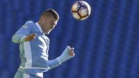Pelatih Manchester United, Jose Mourinho berniat membuat record dengan mengikat kontrak senilai 95 juta pound sterling untuk mendatangkan pemain Lazio asal Serbia, Sergej Milinkovic-Savic pada bursa transfer januari 2018. (AFP/Andreas Solaro)
