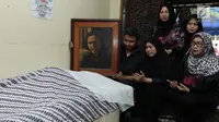 Sejumlah kerabat sedang berdoa di dekat jenazah saat musisi Leo Imam Sukarno disemayamkan di rumah duka kawasan Pondok Gede, Jakarta, Minggu (21/5). (Liputan6.com/Herman Zakharia)