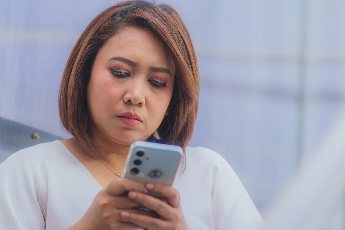 wanita februari kesal