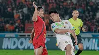 Gelandang Persebaya Surabaya, Toni Firmansyah berduel dengan bek kiri Persija Jakarta dalam laga pekan ke-28 BRI Liga 1 2024/2025 di Stadion Utama Gelora Bung Karno, Jakarta, Sabtu (12/4/2025). (Dok. Persebaya).