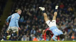 Pemain Manchester City, Jack Grealish (kanan) terjatuh saat berebut bola dengan pemain Nottingham Forest, Morgan Gibbs-White pada laga lanjutan Liga Inggris 2024/2025 di Etihad Stadium, Manchester, Inggris, Kamis (05/12/2024). (AP Photo/Martin Rickett)