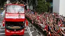 Ribuan warga menyambut dengan meriah peraih medali emas Olimpiade Rio Brasil pertama Joseph Schooling di Singapura (18/08). Schooling berkeliling menggunakan bus terbuka (REUTERS/Edgar Su)