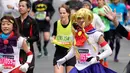 Pelari mengenakan kostum Sailor Moon saat ambil bagian pada Tokyo Marathon 2018 di Jepang, Minggu (25/2). Tokyo Marathon adalah salah satu dari 6 kompetisi lari kelas dunia setelah Boston, New York, Chicago, Berlin, dan London. (AP/Shizuo Kambayashi)