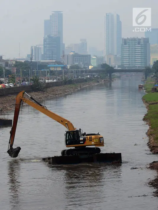 Suasana saat alat berat mengeruk endapan material lumpur dari Kanal Banjir Barat di Kawasan Roxy, Jakarta, Sabtu (21/4). Selain mencegah pendangkalan, pengerukan juga dilakukan untuk mengantisipasi banjir. (Merdeka.com/Imam Buhori)