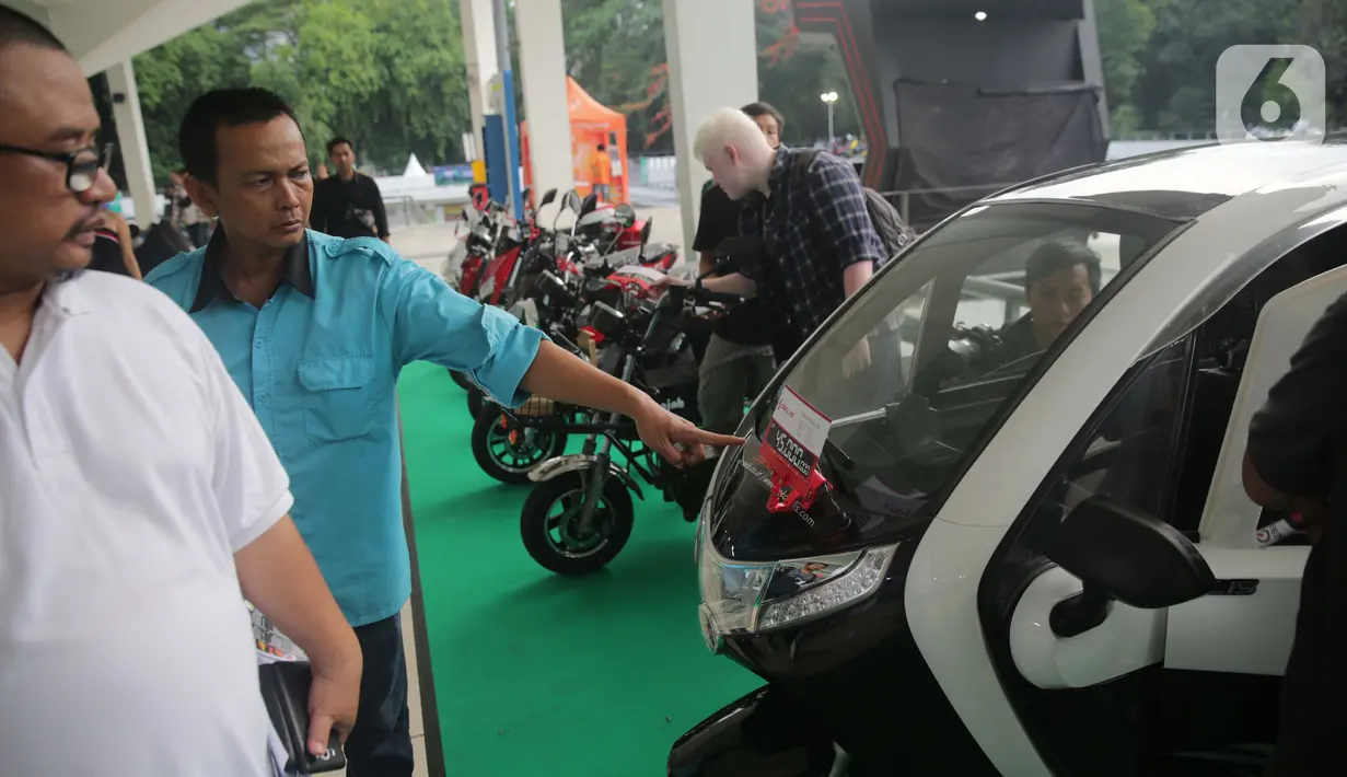 Pengunjung melihat motor-motor modifikasi saat pemeran IIMS Motobike Expo 2019 di Istora Senayan, Jakarta, Jumat (29/11/2019). IIMS Motobike Expo 2019 diikuti belasan merek sepeda motor dan sejumlah bengkel modifikasi. (Liputan6.com/Faizal Fanani)