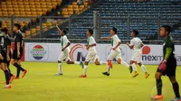 Timnas U-16 Indonesia sukses membekuk Singapura 3-1 pada laga persahabatan di Stadion GBK Jakarta, (5/12/2014). (Liputan6.com/Helmi Fithriansyah)
