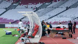 Pemain Timnas Indonesia, Calvin Verdonk dan Marselino Ferdinan tengah mendapatkan perawatan saat latihan resmi menjelang laga FIFA Matchday melawan Oman di Stadion Utama Gelora Bung Karno (SUGBK), Senayan, Jakarta, Kamis (04/06/2026) WIB. (Bola.com/Bagaskara Lazuardi)