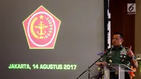 Panglima TNI Gatot Nurmantyo memberikan paparan saat menjadi pembicara dalam diskusi Intoleransi, Ancaman bagi Kebinekaan dan Persatuan Bangsa pada acara Simposium Nasional di Jakarta, Senin (14/8). (Liputan6.com/Johan Tallo)