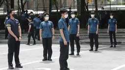 Petugas polisi menunggu pengujian COVID-19 mereka sambil menjaga jarak sosial di Badan Kepolisian Metropolitan Seoul di Seoul, Korea Selatan, Rabu, (19/8/2020). (AP Photo / Ahn Young-joon)