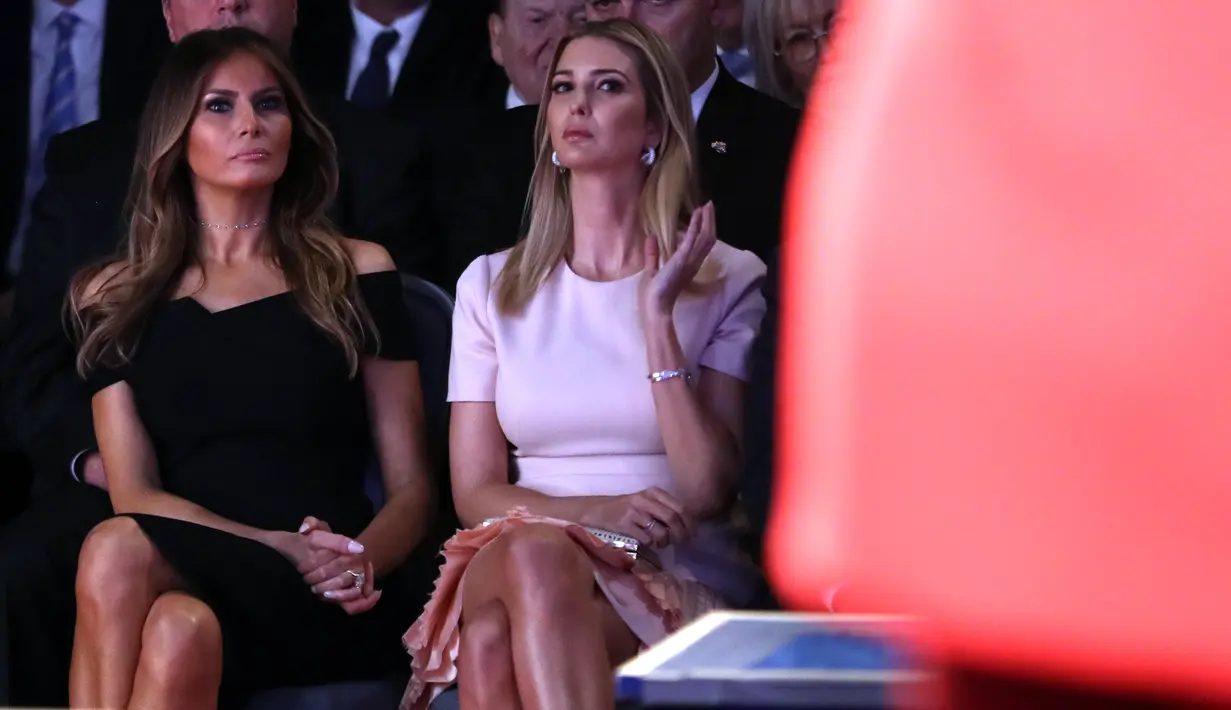 Melanie Trump dan Ivanka Trump, istri dan anak Donald Trump, saat menyaksikan debat pertama Capres AS di New York, Senin (26/9). Melania tampil dalam balutan gaun hitam off-shoulder seharga US$ 2.645 atau sekitar Rp 34 juta. (Joe Raedle/Getty Images/AFP)