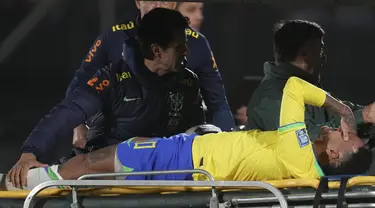 Penyerang Brasil Neymar dibawa keluar lapangan dengan tandu setelah cedera saat main tandang melawan Uruguay pada babak Kualifikasi Piala Dunia 2026 Zona Conmebol, di stadion Centenario di Montevideo, Rabu (18/10/2023). (AP Photo/Matilde Campodonico)
