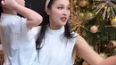 Penampakan rumahnya yang meriah dengan pohon Natal membuat suasana Natal makin terasa. Ia mendesain sudut ruangan dengan simpel dan glam demi membuat pohon Natal aslinya terlihat menjadi pusat perhatian. Meski masih satu bulan lagi, namun euforia Natal sudah dirasakan oleh Sandra Dewi. (Liputan6.com/IG/@sandradewi88)