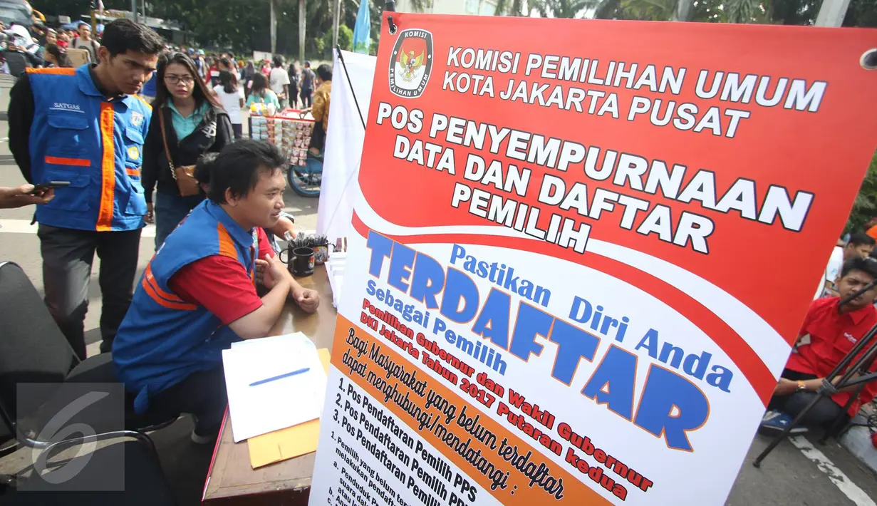 Banner pemberitahuan yang dipampang di pos pendaftaran saat pelaksanaan HBKB di Jakarta, Minggu (12/3). Kegiatan ini bertujuan untuk memastikan warga terdaftar sebagai pemilih tetap dalam Pilkada DKI Jakarta putaran kedua. (Liputan6.com/Immanuel Antonius)