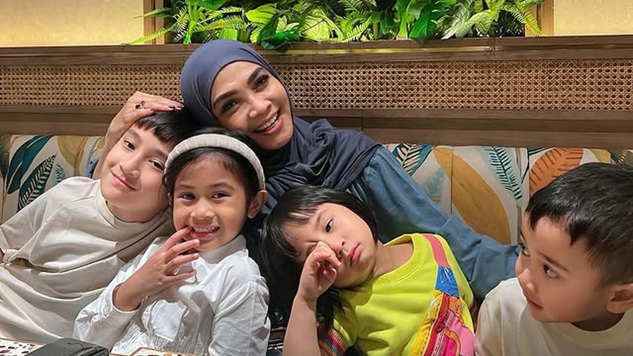 7 Potret Rieta Amilia Bersama Cucu-Cucu Kesayangan, Ajak Jalan-Jalan ke Mall