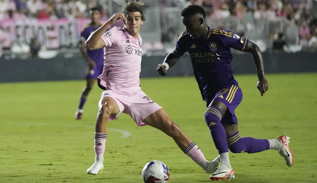 Messi mencetak dua gol dalam kemenangan 3-1 Inter Miami atas Orlando City dalam laga bertajuk Derby Florida ini. (AP Photo/Rebecca Blackwell)