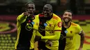 Striker Watford, Danny Welbeck, merayakan gol yang dicetaknya ke gawang Norwich City pada laga lanjutan ke-34 di Stadion Vicarage Road, Rabu (8/7/2020) dini hari WIB. Watford menang 2-1 atas Norwich City. (AFP/Matt Dunham/pool)