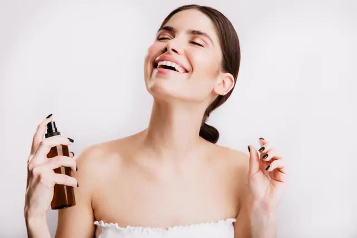 Cara Agar Makeup Flawless untuk Wajah Bopeng, Atasi Tekstur dengan Setting Spray