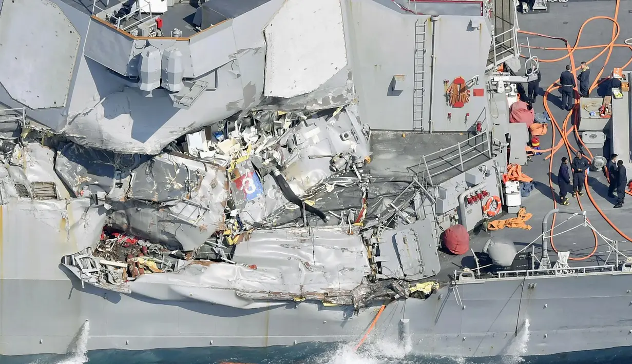 Kondisi kerusakan yang terjadi pada kapal perusak USS Fitzgerald di prefektur Shizuoka, Jepang (17/6). Kapal perusak USS Fitzgerald terlihat mengalami kerusakan parah di bagian tengah sisi kanannya. (Iori Sagisawa/Kyodo News via AP)