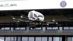 Drone EHang 216 saat uji terbang di Wina, Austria, Kamis (4/4). Taksi terbang yang mampu melaju dengan kecepatan 150 km per jam ini mampu mengangkut dua penumpang. (REUTERS/Leonhard Foeger)