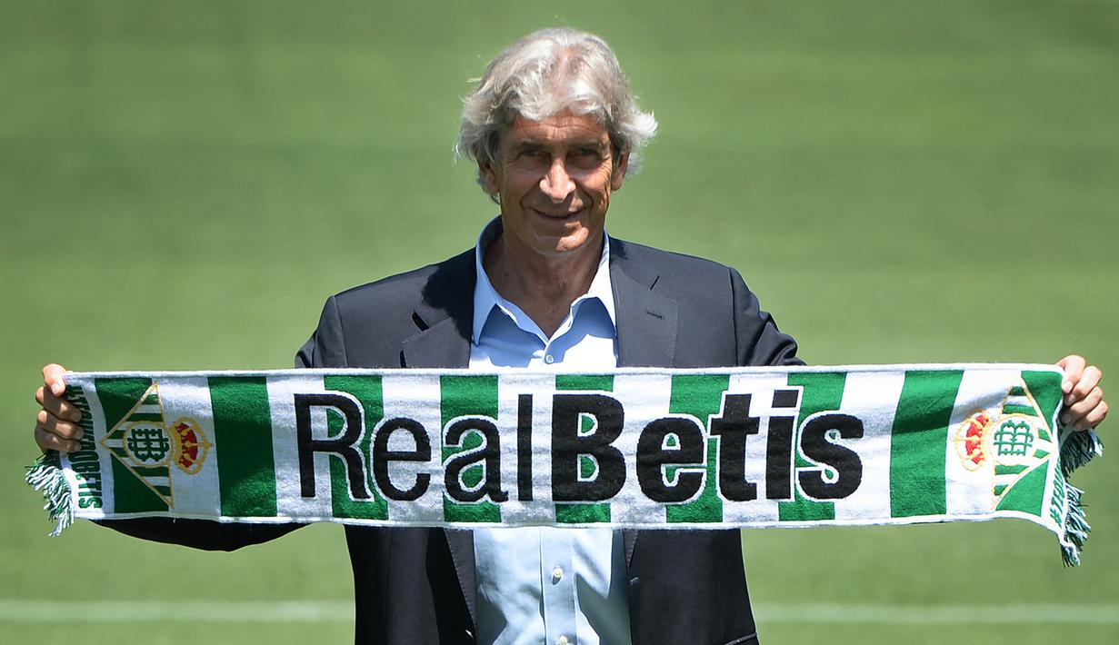 Bagi para pelatih berikut, usia tidak menjadi halangan untuk terus menekuni karier kepelatihan. Dengan fisik yang makin renta, mereka masih dipercaya menangani klub-klub di liga top Eropa. Mau tahu siapa saja mereka? Yuk simak hingga tuntas 5 nama berikut. (AFP/Cristina Quicler)