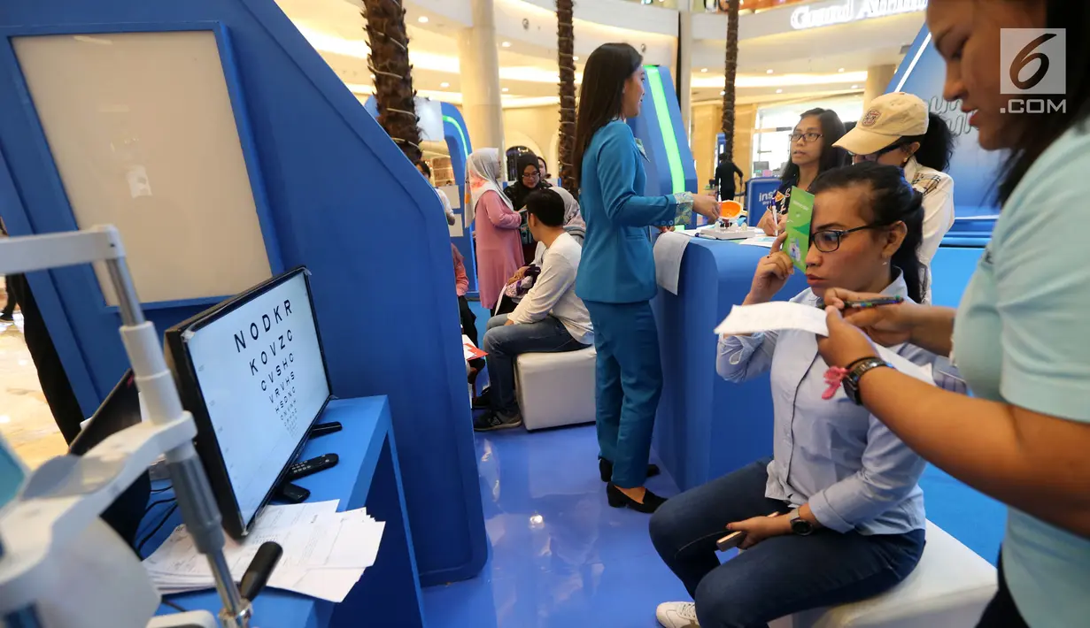 Warga memeriksa kesehatan mata dalam acara edukasi kesehatan mata di Jakarta, Rabu (11/9/2019). Kampanye kesehatan mata yang digagas Insto dan Jakarta Eye Center (JEC) dalam program Dryeyeducation bertajuk Buka Mata Buka Insto. (Liputan6.com/HO/Bon)