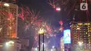 Suasana pesta kembang api saat momen tahun baru 2023 di kawasan Bundaran HI, Jakarta, Senin (1/1/2023). Pemprov DKI Jakarta melarang petasan selama pesta pergantian tahun. Meski demikian, masih banyak warga yang tetap menyalakan petasan di Bundaran HI, Jakarta, pada Sabtu (31/12/2022) hingga Minggu (1/1/2023) dini hari. (Liputan6.com/Angga Yuniar)
