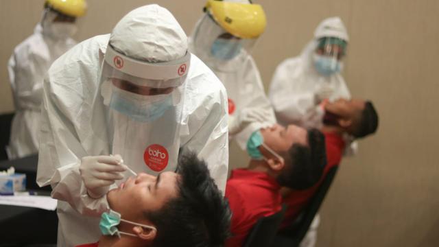 Pemain Timnas Indonesia menjalani tes usap atau swab tes jelang pemusatan latihan