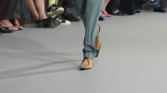 Sepatu Transparan Saint Laurent di Paris Fashion Week Dikaitkan dengan Fetish Kaki