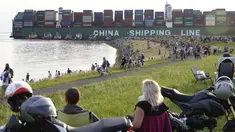 Sejumlah warga berkumpul di lokasi dimana kapal kontainer CSCL Jupiter Hong Kong terdampar di muara Westerschelde di dekat kota Bath di Belanda setelah insiden grounding (14/8). (AFP PHOTO/Belga/Kristof Van Accom/Belgium Out)