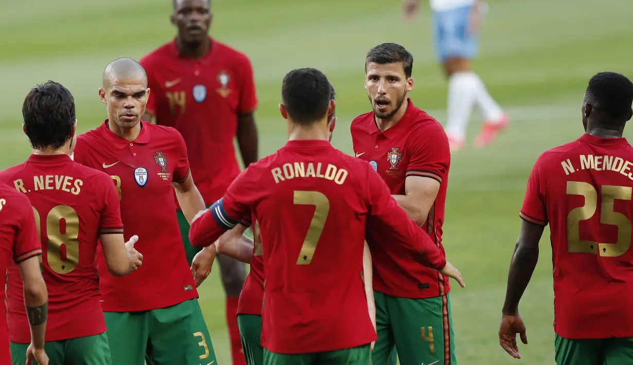 Para pemain Portugal merayakan gol kedua ke gawang Israel yang dicetak striker Cristiano Ronaldo (tengah) dalam laga uji coba menjelang Euro 2020 di Jose Alvalade Stadium, Lisbon, Rabu (9/6/2021). Portugal menang 4-0 atas Israel. (AP/Armando Franca)