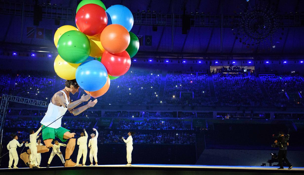 Robot Raksasa memeriahkan Pembukaan Paralimpik Rio 2016 di Stadion Maracana, Rio de Janeiro (7/8/2016). (AFP/Yasuyoshi Chib)