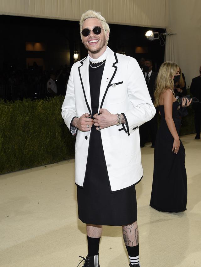 Pete Davidson dalam Met Gala 2021. (Evan Agostini/Invision/AP, File)