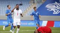 Pemain sayap Timnas Inggris Raheem Sterling merayakan golnya ke gawang Islandia dalam laga Grup 2 A UEFA Nations League di Reykjavik, Islandia, Minggu (6/9/2020) dini hari WIB. (Foto AP / Brynjar Gunnarson)