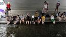 Warga bermain air saat siang hari di Sungai Cheonggye, Seoul, Korea Selatan, Senin (23/7). Suhu udara terik sekitar 33-37 derajat Celcius di seluruh negeri. (AP Photo/Lee Jin-man)