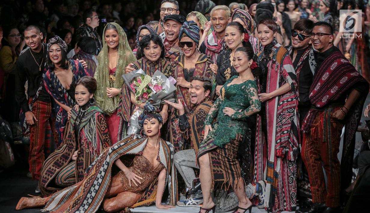 Desainer Anne Avantie bersama para model seusai memperagakan busana bertajuk Badai Pasti Berlalu pada perhelatan Jakarta Fashion Week 2019 di Senayan City, Jakarta, Selasa (23/10). (Liputan6.com/Faizal Fanani)