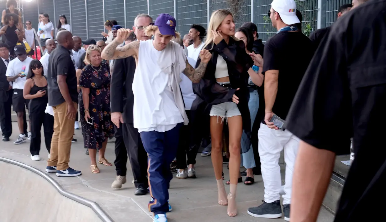 Pasangan Justin Bieber dan Hailey Baldwin menghadiri fashion show John Elliot selama gelaran New York Fashion Week di New York City, 6 September 2018. Ini fashion show pertama yang mereka datangi sebagai tunangan. (Nicholas Hunt/Getty Images/AFP)