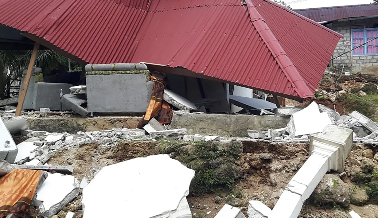 Kondisi bangunan rumah yang rusak akibat diguncang gempa di Ambon, Maluku, Jumat (27/9/2019). Badan Nasional Penanggulangan Bencana (BNPB) mengatakan 171 rumah rusak akibat gempa Magnitudo 6,5 yang mengguncang Maluku pada Kamis 26 September 2019. (HO/BADAN NASIONAL PENANGGULANGAN BENCANA/AFP)