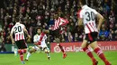 Gelandang Athletic Bilbao, Inaki Williams, mengontrol bola saat melawan Real Madrid pada laga La Liga di Stadion San Mames, Sabtu (2/12/2017). Real Madrid bermain imbang 0-0 dengan Athletic Bilbao. (AP/Alvaro Barrientos)