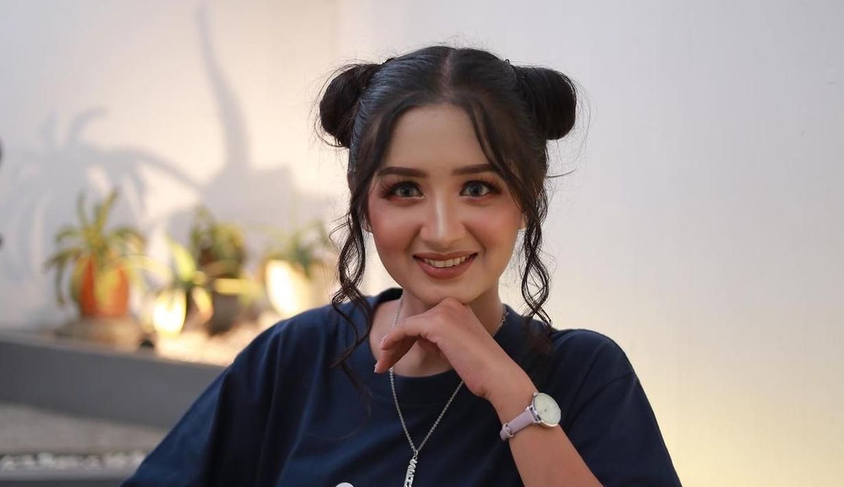 <p>Memancarkan pesona cantiknya, sosok menantu Epy Kusnandar yang jarang tersorot publik itu langsung mencuri perhatian netizen. (FOTO: instagram.com/sehnaznabillla/)</p>