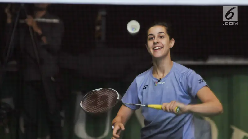 Pebulu tangkis Spanyol peringkat 4 dunia, Carolina Marin, memberikan pelatihan bulu tangkis di Jakarta, Minggu (11/6/2017). Marin mencoba merebut gelar Indonesia Open 2017.