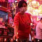 Seorang warga Tionghoa mengambil lilin saat beribadah malam perayaan Tahun Baru Imlek 2573 di Vihara Amurva Bhumi, Jakarta, Senin (31/1/2022). Ibadah Imlek pada tahun ini dilakukan pembatasan sampai pukul 20.00 akibat pemberlakuan PPKM level tiga di Jakarta. (Liputan6.com/Johan Tallo)
