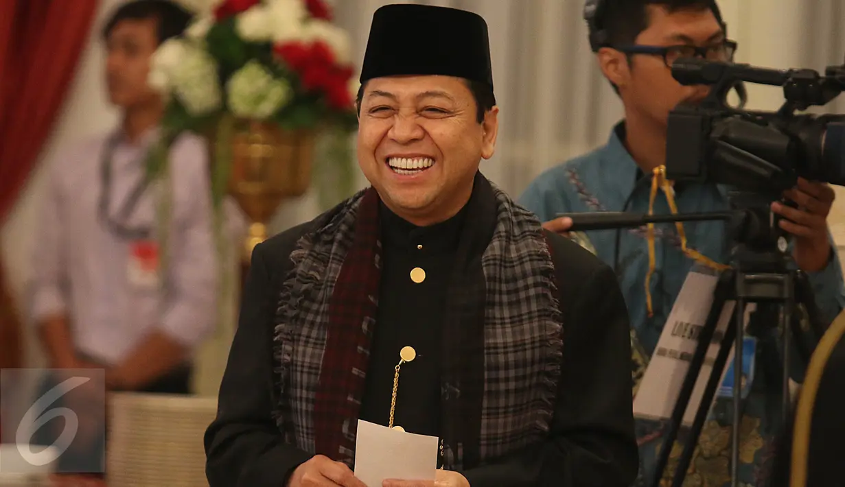 Ketua DPR RI, Setya Novanto berpakaian khas Betawi pada Peringatan Konferensi Asia Afrika (KAA) 2017 di Istana Negara, Jakarta, Selasa (18/4). Pada peringatan KAA ini, jajaran pejabat negara mengenakan busana adat nusantara. (Liputan6.com/Angga Yuniar)