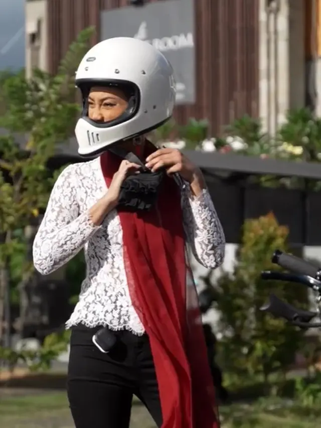 Gaya Kece Erika Carlina Naik Motor Pakai Kebaya, Tampil Eksotis dengan Pesona Kartini Masa Kini