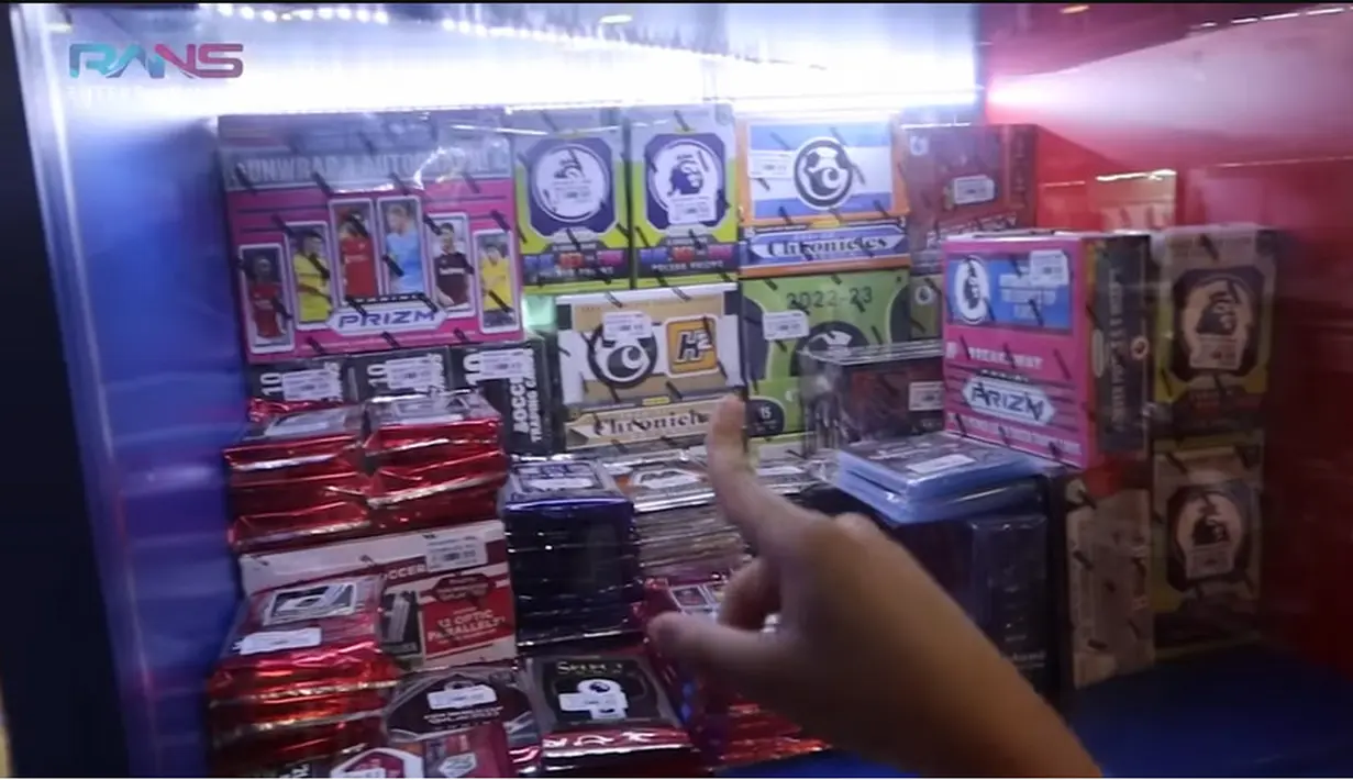 "Aa tuh kadonya cuma pengin kartu bola doang," tanya Raffi pada putra keduanya. "Tapi nggak sebiji. Kemarin beli sebiji 25 dollar (sekitar Rp 248.000), ini seboks" jawab Nagita sambil tersenyum. [Youtube/Rans Entertainment]