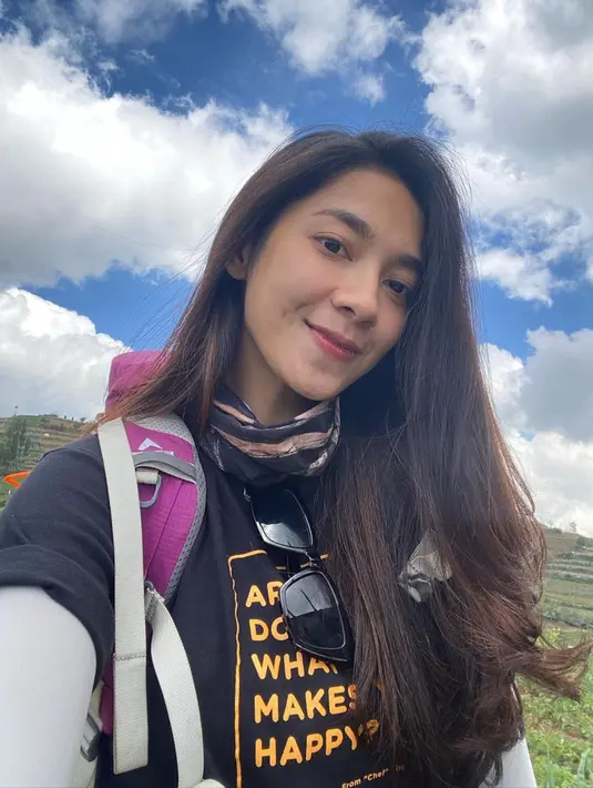 Dinda melakukan selfie dengan rambut panjangnya yang tergerai saat dirinya mendaki Gunung Dieng. Meski sedang mendaki gunung, artis yang pernah bermain sinetron berjudul ‘Kepompong’ ini tetap menggerai rambu panjangnya yang indah. (Instagram/@dindakirana.s)