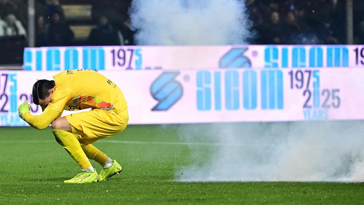 FOTO: Kiper Timnas Indonesia Emil Audero Jadi Korban Insiden Flare di Laga Cremonese Kontra Inter Milan
